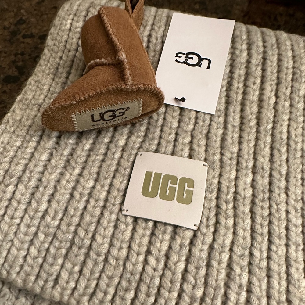 Ugg Chunky Knit Scarf with Ugg boot keychain. Light gray scarf.